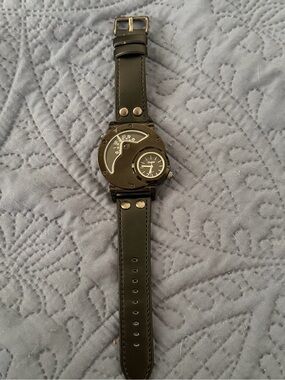 Oulm Black Dual-Time Leather Strap Watch with Silver Accents